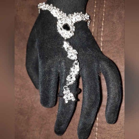 Hand & finger Bracelet like new rhinestones adjustable - Picture 8 of 11